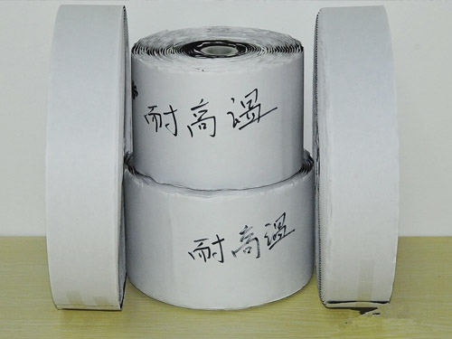 粘扣帶又稱(chēng)魔術(shù)貼行業(yè)術(shù)語(yǔ)稱(chēng)子母扣。是箱包服飾上常用的一種連接輔料。它分公母兩面：一面是細軟的纖維，另一面是帶有勾刺的彈性纖維。公母相扣，在受到一定橫力的情況下，富有彈性的勾被拉直，從絨圈上松掉而打開(kāi)，然后又恢復原有的勾型，如此反復開(kāi)合可達一萬(wàn)次之多。 產(chǎn)品廣泛用于服裝、鞋子、帽子、手套、皮包、沙發(fā)、車(chē)船、座墊、航空用品、雨披、窗簾、玩具、睡袋、體育運動(dòng)器材、音響器材、醫療器械、帳篷、小輪車(chē)護套、各類(lèi)軍工產(chǎn)品、電子電線(xiàn)、充電器、陳列用具等 瑞鴻富科技公司長(cháng)期與LENOVO、HP MOTOROLA、SAMSUNG、SONY ERICSSON、SIEMENS、LG等相關(guān)業(yè)務(wù)廠(chǎng)商，長(cháng)期以來(lái)并一直與其保持良好穩定的合作關(guān)系. 。